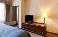 Bedroom 2 Comfort Inn And Suites Winnie