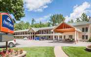 Exterior 4 Howard Johnson by Wyndham Traverse City