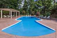 Swimming Pool Howard Johnson by Wyndham Traverse City