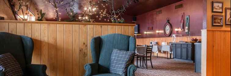 Lobby Econo Lodge Inn & Suites Munising Area
