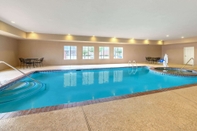 Swimming Pool La Quinta Inn & Suites by Wyndham Longview North