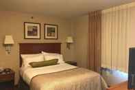 Bedroom Candlewood Suites Kansas City Airport