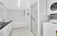 Toilet Kamar 3 Roydon Beachfront Apartments