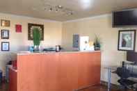 Lobi Americas Best Value Inn Hanford