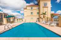 Swimming Pool La Quinta Inn & Suites by Wyndham Kingsland/Kings Bay