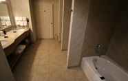 In-room Bathroom 5 Wingate By Wyndham Spokane Airport