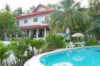Kolam Renang Las Flores Country & Beachside Hotel