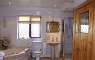 Toilet Kamar 4 Cotswold House