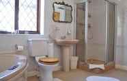 Toilet Kamar 5 Cotswold House