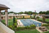 Swimming Pool Woodridge Inn and Suites