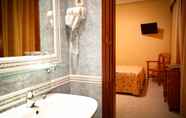 In-room Bathroom 4 Hostal Toledo