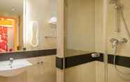In-room Bathroom 4 ibis Styles Paris La Defense Courbevoie