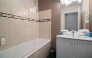 In-room Bathroom 2 Appart'City Confort Paris Villejuif