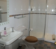 In-room Bathroom 4 Highland Moors Guest House & Conference Centre