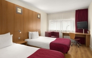 Bedroom 2 Ramada Encore by Wyndham Doncaster Airport