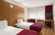 Bedroom 2 Ramada Encore by Wyndham Doncaster Airport