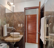 In-room Bathroom 6 Hotel Arco Iris