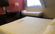 Kamar Tidur 4 Hotel Black and Green