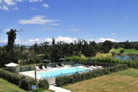 Swimming Pool ResidHotel Golf Grand Avignon