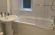 In-room Bathroom 2 Aberdeen Serviced Apartments - The Lodge