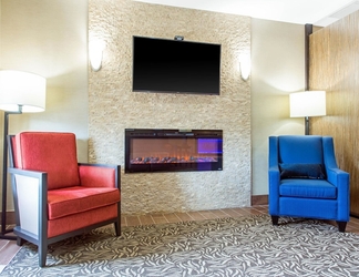 Lobby 2 Comfort Suites Clinton near Presbyterian College