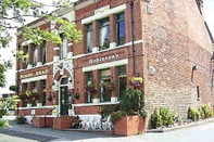 Exterior Boars Head Hotel