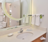 In-room Bathroom 3 SpringHill Suites by Marriott Roseville