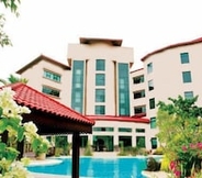 Kolam Renang 4 Celestia Suites at Leonia