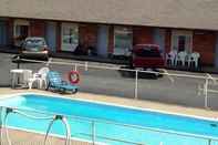 Swimming Pool Caravan Inn Motel