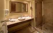 In-room Bathroom 5 Hôtel Brossard