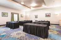 Functional Hall La Quinta Inn & Suites by Wyndham San Antonio Northwest