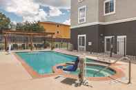 Swimming Pool La Quinta Inn & Suites by Wyndham San Antonio Northwest