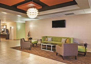 Sảnh chờ 4 La Quinta Inn & Suites by Wyndham Angleton