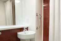 In-room Bathroom Travelodge Glasgow Braehead