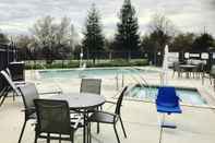Swimming Pool Fairfield Inn & Suites by Marriott Fresno Clovis
