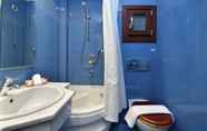 In-room Bathroom 2 Hotel Petinos