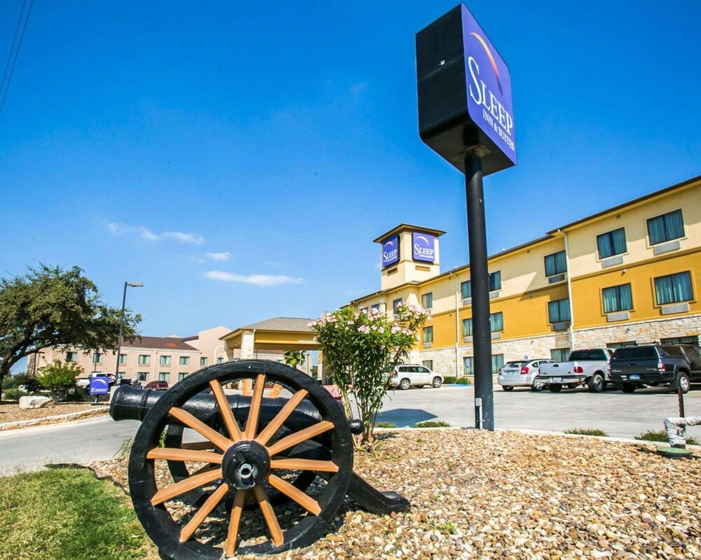 Exterior Sleep Inn & Suites near Palmetto State Park