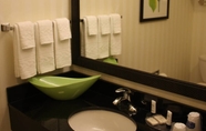 ห้องน้ำภายในห้อง 6 Fairfield Inn & Suites by Marriott Morgantown