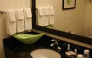 In-room Bathroom 6 Fairfield Inn & Suites by Marriott Morgantown