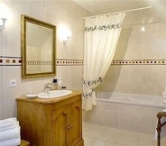 In-room Bathroom 6 Le Fleuray Hotel & Restaurant