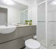 In-room Bathroom 5 iStay River City Brisbane