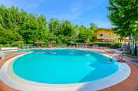 Swimming Pool Hotel Riel