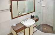 Toilet Kamar 4 Beach Hotel Resort