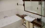 Toilet Kamar 5 Beach Hotel Resort