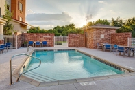 Swimming Pool TownePlace Suites by Marriott Fayetteville North