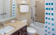 Toilet Kamar 4 TownePlace Suites by Marriott Fayetteville North