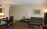 Common Space 5 Hampton Inn & Suites Cleveland Mentor