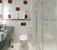 In-room Bathroom 7 Park Inn By Radisson Belfast