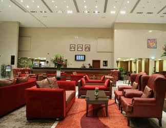 Lobi 2 Ramada Hotel & Suites by Wyndham Ajman