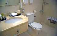 Toilet Kamar 3 Ramada Hotel & Suites by Wyndham Ajman